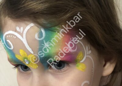 pastellfarbener Regenbogen mit Glitzer und Strasssteinen
